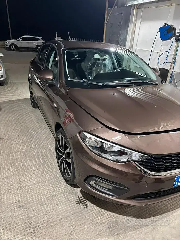 Usata Fiat Tipo 120 CV (88 kW) 2016 Marrone Berlina