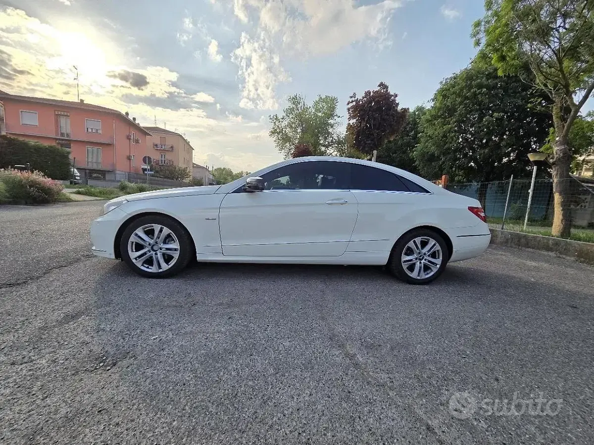 Usata Mercedes E220 170 CV (125 kW) 2012 Bianco Coupé