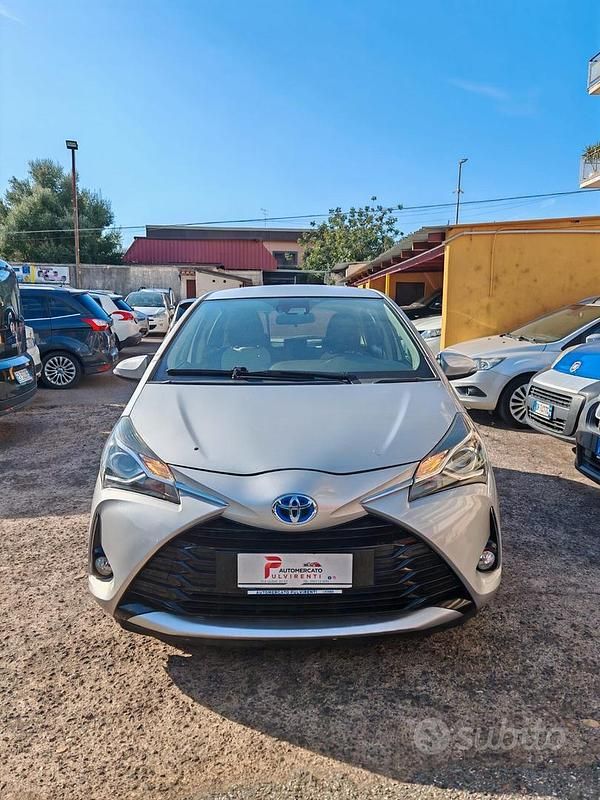 Usata Toyota Yaris Hybrid Business Edition 73 CV (53 kW) 2019 Argento Berlina