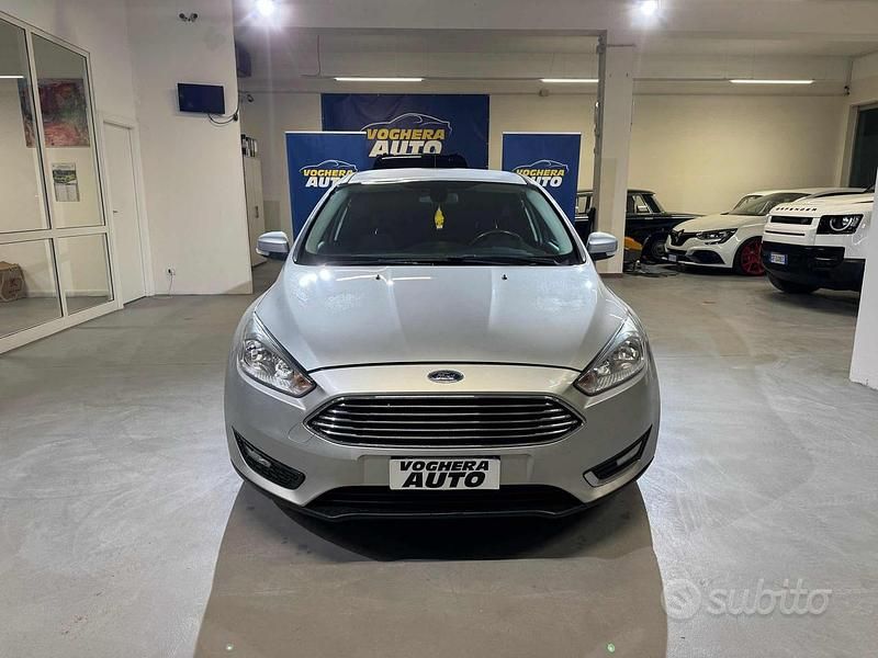 Grigio Usata 2016 Ford Focus Tre volumi | 7990 € (Buon prezzo) - Immagine 1/4