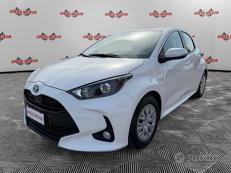 Usata Toyota Yaris Hybrid Active 116 CV (85 kW) 2021 Bianco Berlina