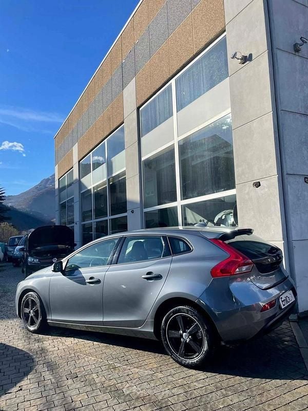 Usata Volvo V40 Kinetic 114 CV (83 kW) 2015 Gray Berlina