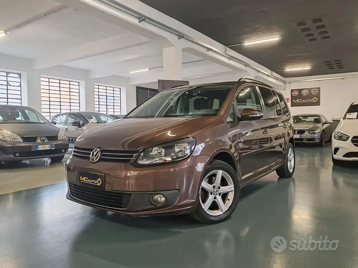 Käytetty VW Touran Comfortline 105 HP (77 kW) 2012 Ruskea Tila-auto