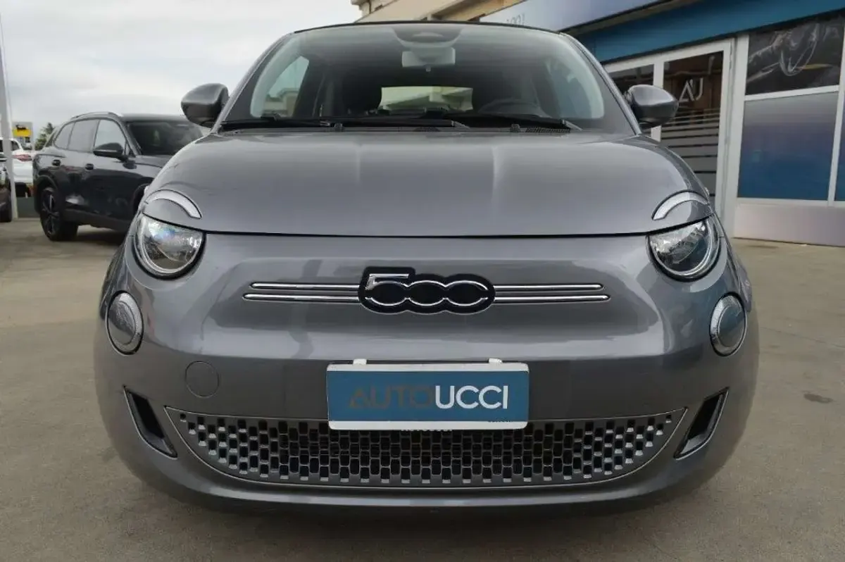 Usata Fiat 500e 42 kW (58 CV) 2023 Grigio colosseo Cabrio