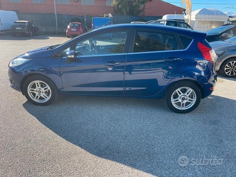 Usata Ford Fiesta Titanium 97 CV (71 kW) 2013 Blu Berlina