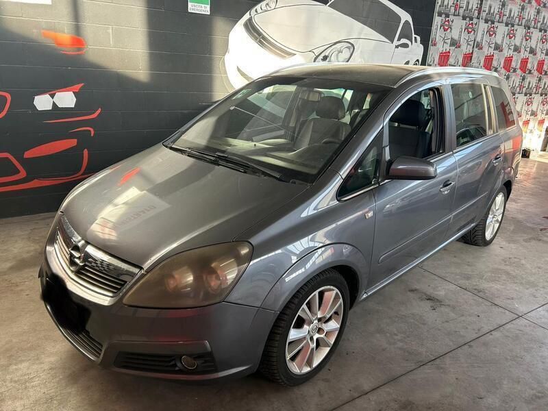 Argento Usata 2008 Opel Zafira Cosmo Monovolume | 1750 € (Buon prezzo) - Immagine 1/4