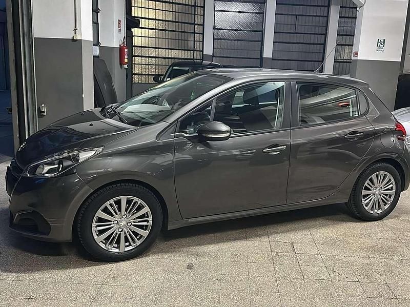 Grigio Usata 2018 Peugeot 208 Active Due volumi | 8900 € (Buon prezzo) - Immagine 1/4