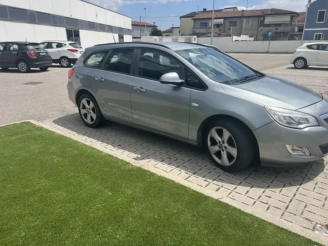 Usata Opel Astra Cosmo 140 CV (102 kW) 2012 Grigio Station wagon