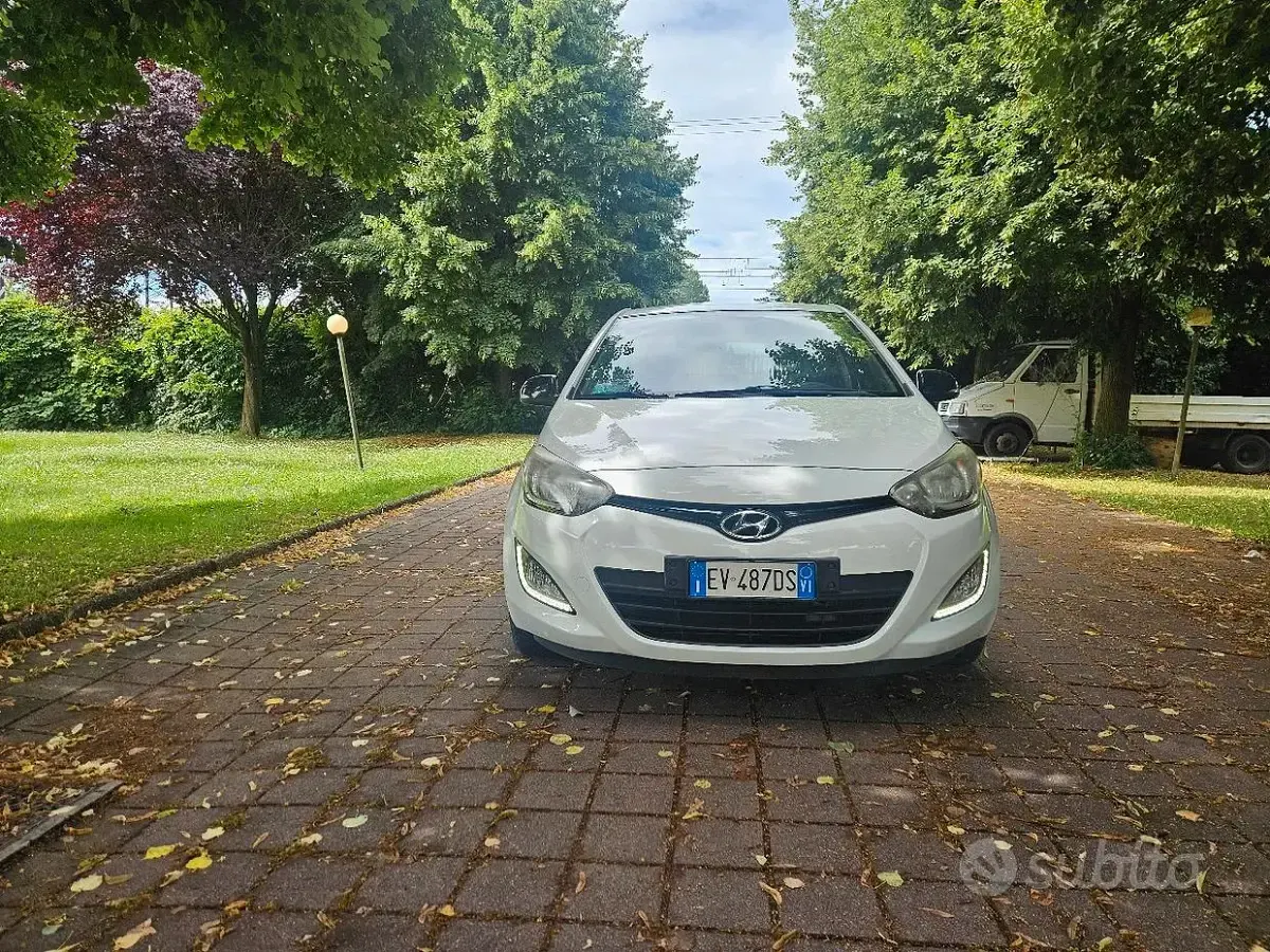 Usata Hyundai i20 75 CV (55 kW) 2014 Bianco Utilitaria