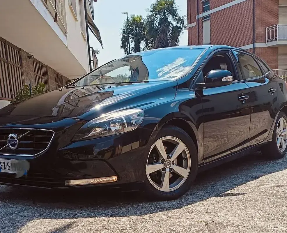 Usata Volvo V40 Momentum 114 CV (83 kW) 2014 Nero Berlina