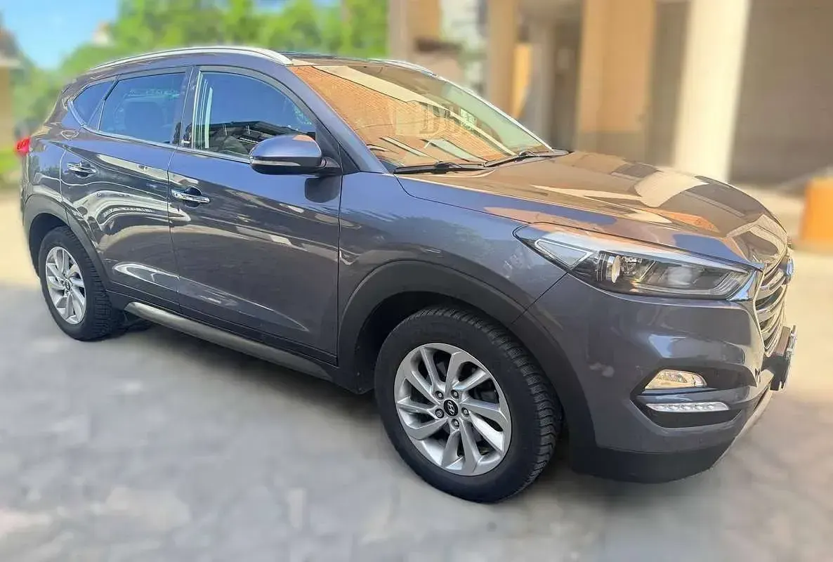 Usata Hyundai Tucson Comfort 141 CV (103 kW) 2016 Grigio SUV