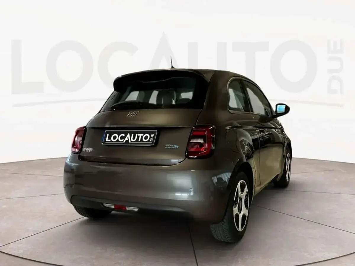 Usado Fiat 500e Passion 86 kW (118 CV) 2021 Gris Berlina