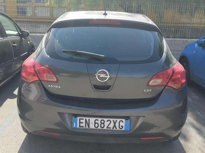 Usata Opel Astra 110 CV (80 kW) 2012 Nero Berlina