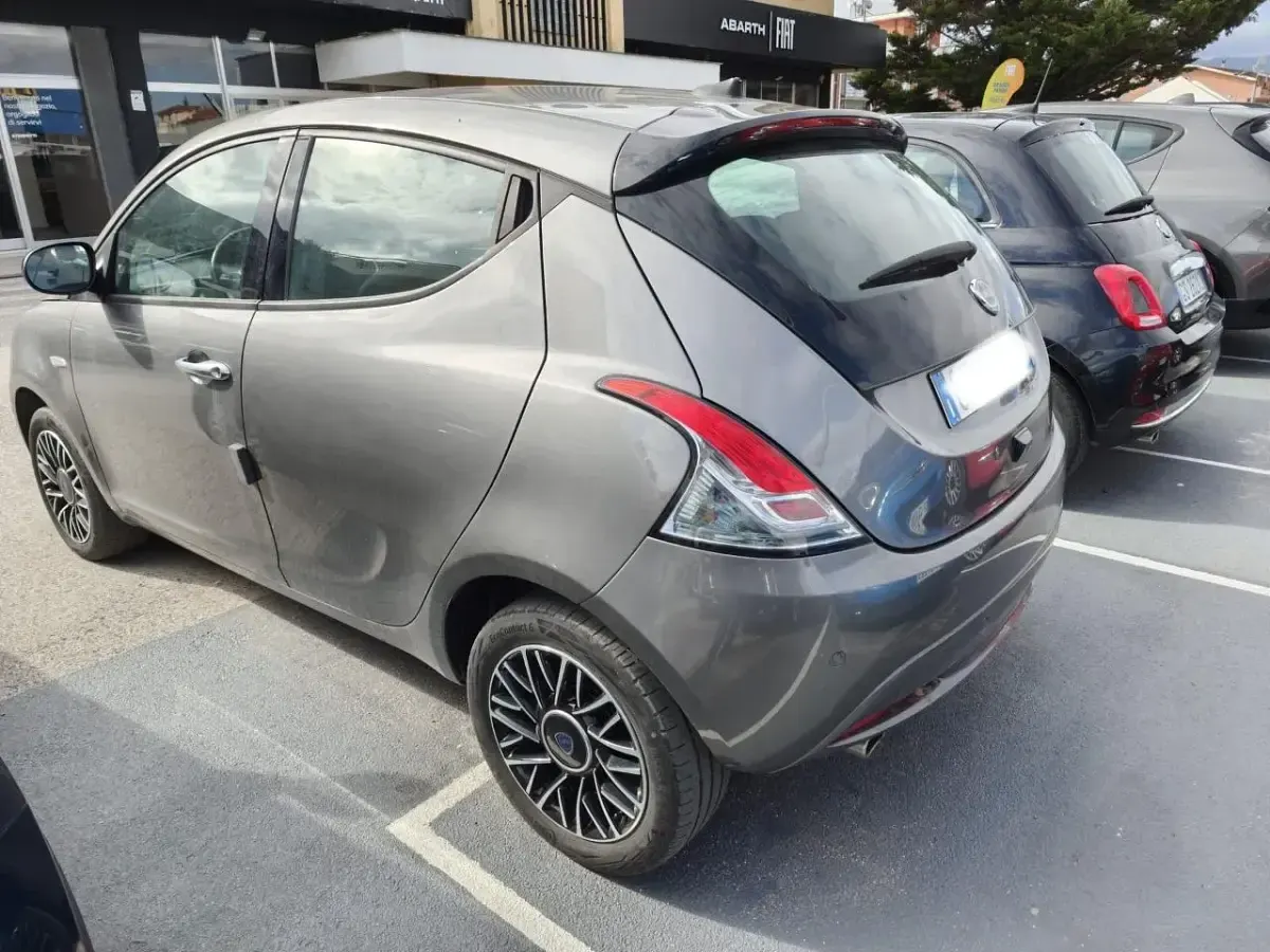 Usata Lancia Ypsilon S 70 CV (51 kW) 2024 Grigio Utilitaria