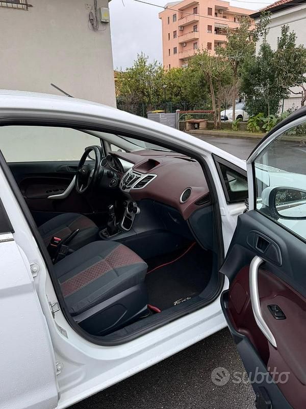 Usata Ford Fiesta Titanium 68 CV (50 kW) 2010 Bianco Utilitaria