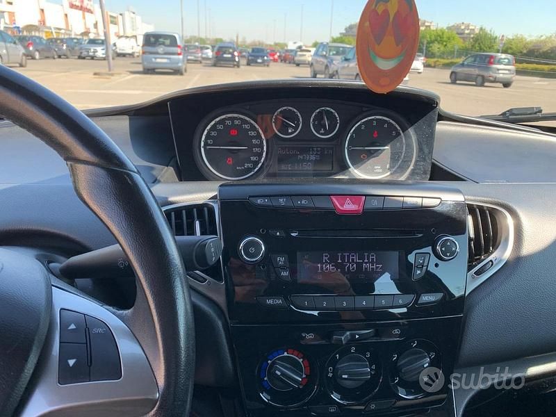 Usata Lancia Ypsilon 69 CV (50 kW) 2014 Nero Utilitaria