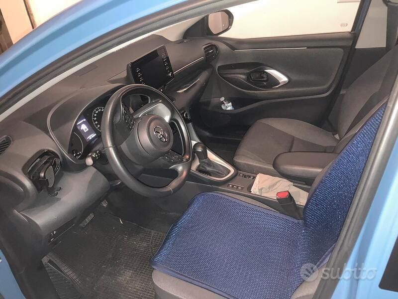 Usata 2022 Toyota Yaris Hybrid Tre volumi | 15.500 € (Super prezzo) - Immagine 1/4