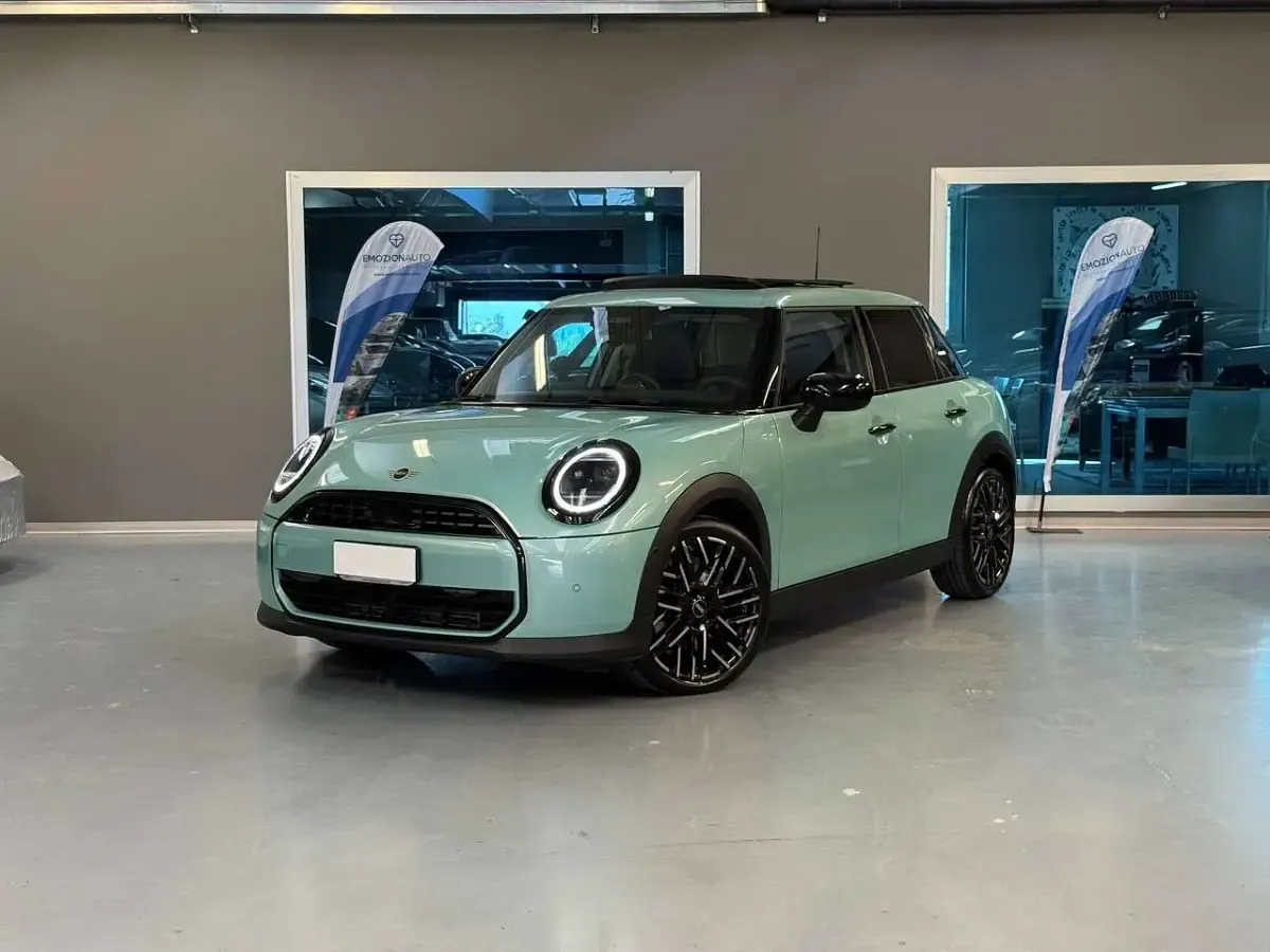 Usata Mini Cooper Favoured 114 kW (156 CV) 2025 Ocean wave green Utilitaria