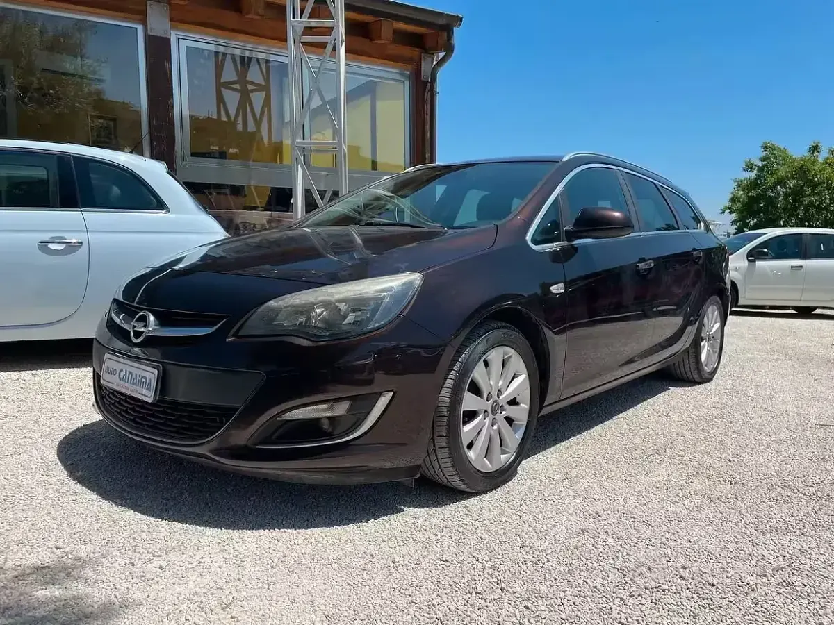 Usata Opel Astra Cosmo 130 CV (95 kW) 2012 Marrone Station wagon