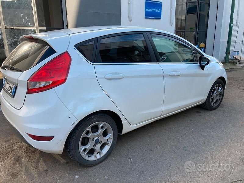 Usata Ford Fiesta Titanium 90 CV (66 kW) 2012 Bianco Utilitaria