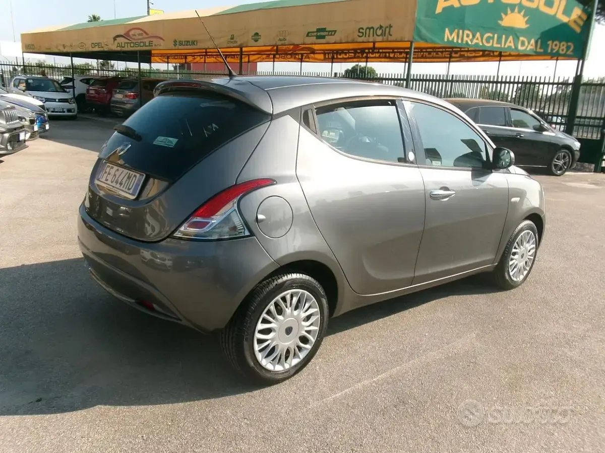 Usata Lancia Ypsilon 69 CV (50 kW) 2016 Grigio Utilitaria