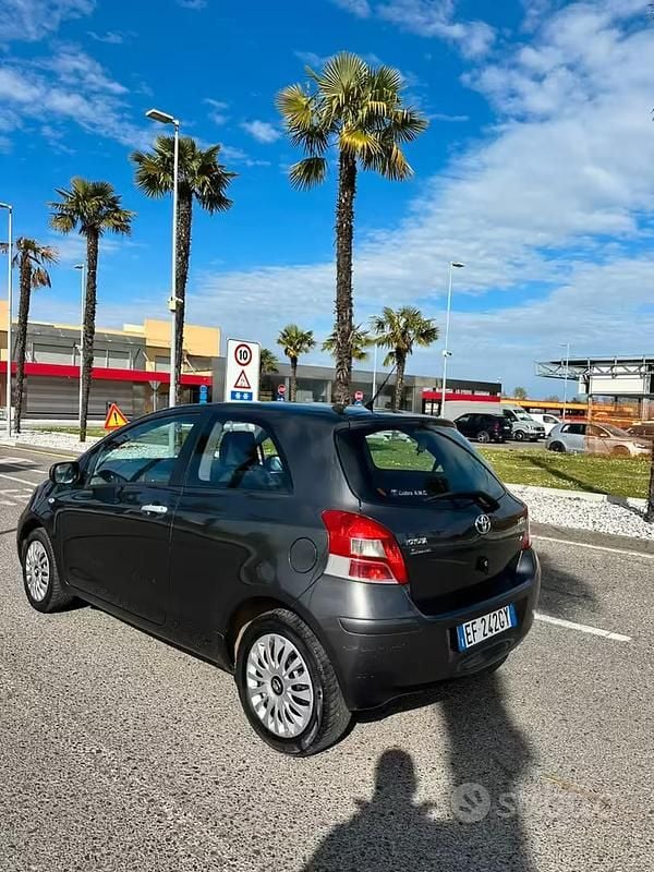 Usata Toyota Yaris Sol 69 CV (50 kW) 2010 Grigio Utilitaria