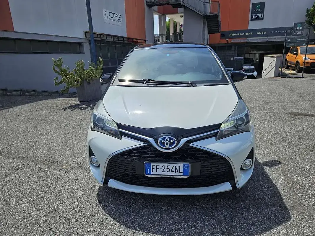 Usata Toyota Yaris Hybrid Edition 73 CV (53 kW) 2016 Argento Berlina