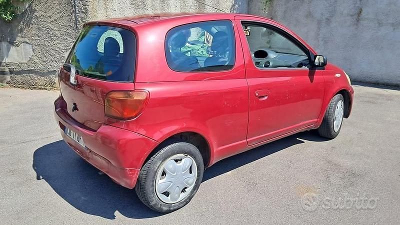 Usata Toyota Yaris 68 CV (50 kW) 2003 Rosso Utilitaria
