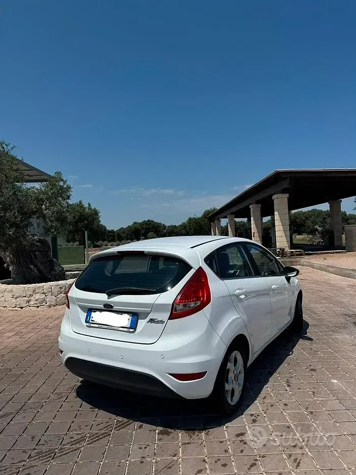 Usata Ford Fiesta 70 CV (51 kW) 2012 Bianco Berlina