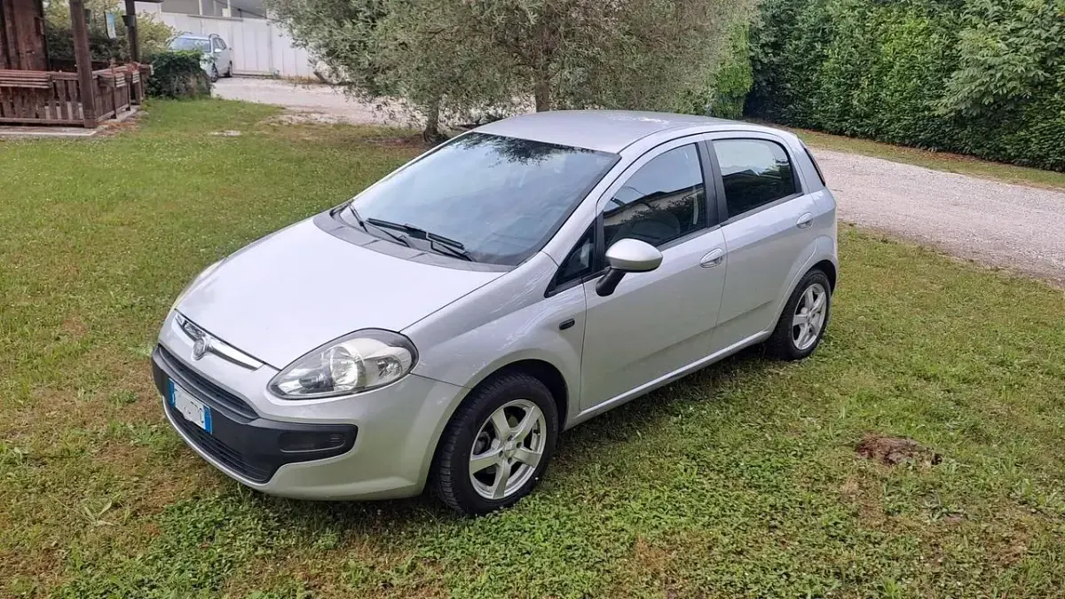 Usata Fiat Grande Punto 75 CV (55 kW) 2011 Argento Utilitaria