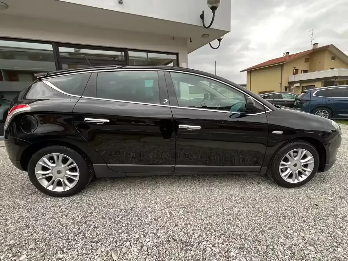 Begagnad Lancia Delta 120 HK (88 kW) 2009 Svart Halvkombi