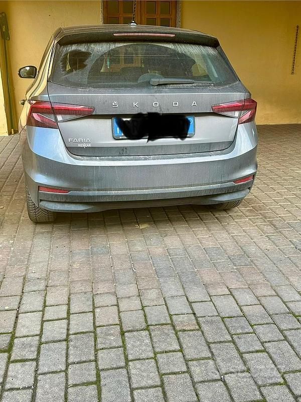 Grigio Usata 2024 Skoda Fabia Due volumi | 16.500 € (Cara) - Immagine 1/4