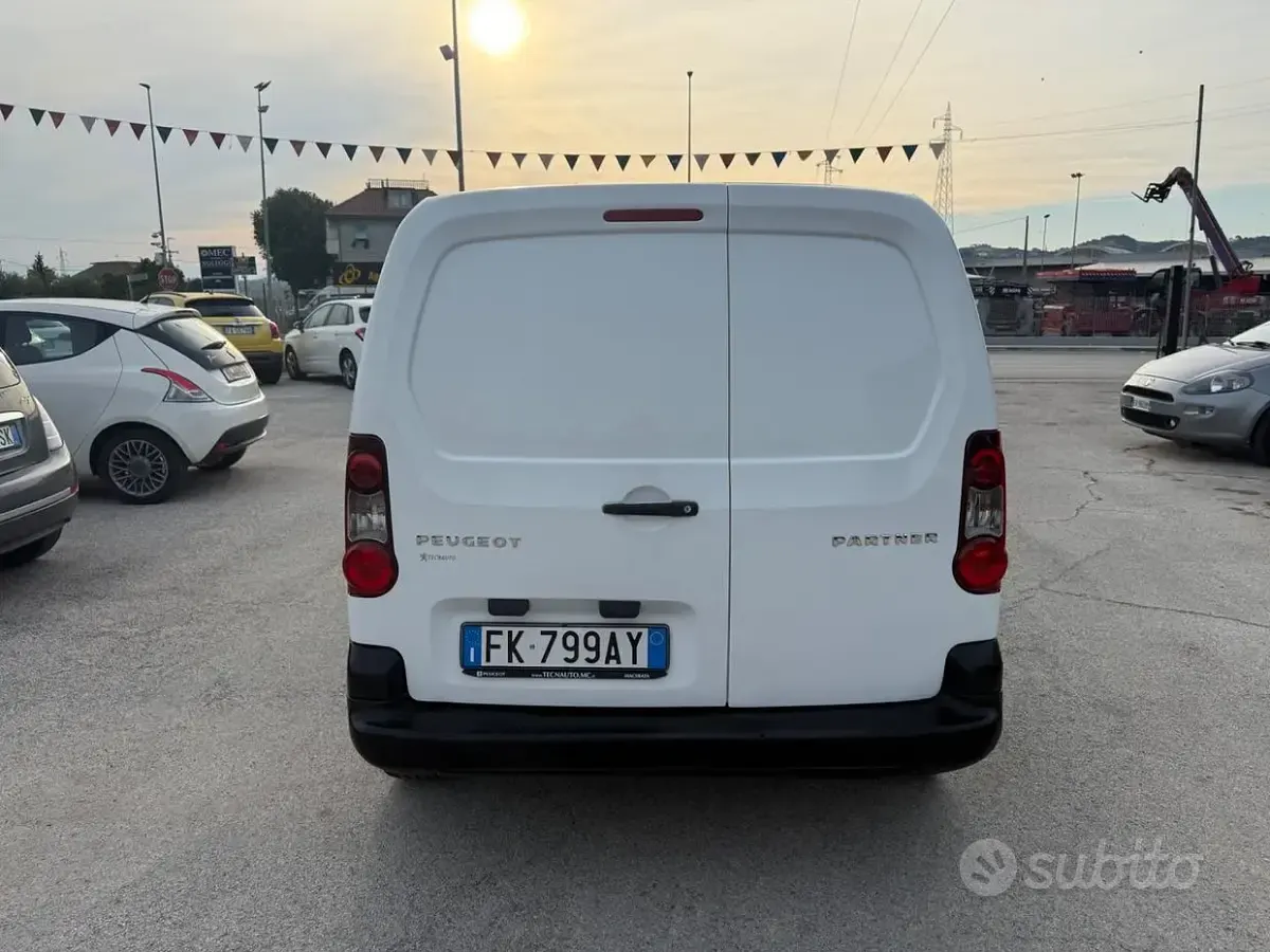 Usata Peugeot Partner Premium 99 CV (72 kW) 2017 Bianco Monovolume