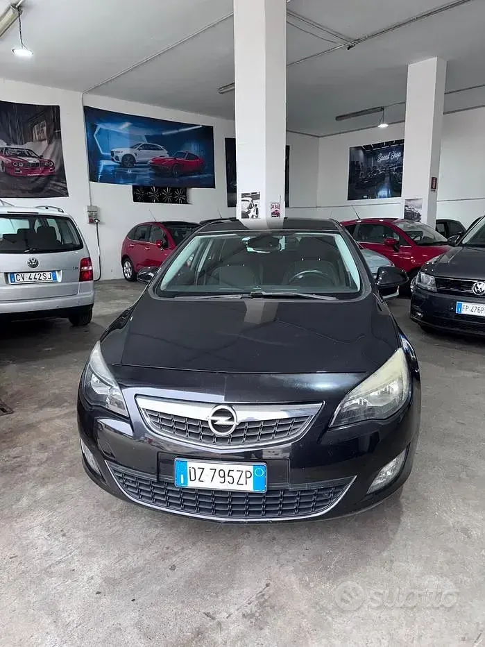 Usata Opel Astra Cosmo 160 CV (117 kW) 2010 Nero Berlina