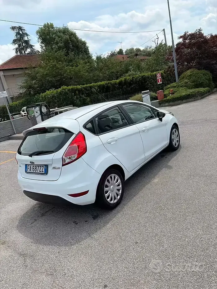 Usata Ford Fiesta 75 CV (55 kW) 2015 Bianco Utilitaria