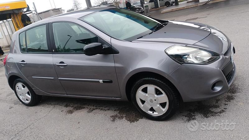 Usata Renault Clio II Dynamique 75 CV (55 kW) 2011 Grigio Berlina