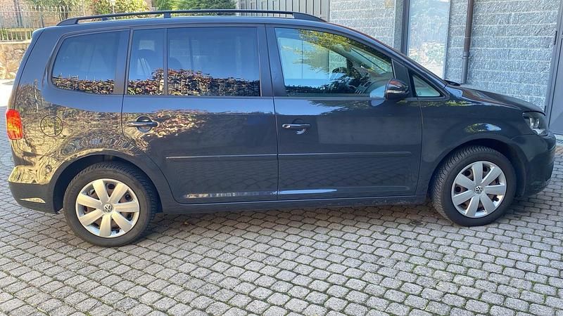 Grigio Usata 2015 VW Touran Monovolume | 12.900 € (Buon prezzo) - Immagine 1/4