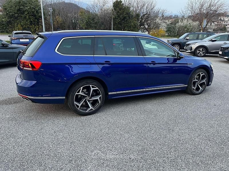 Usata VW Passat Executive 200 CV (147 kW) 2021 Blu/azzurro Station wagon