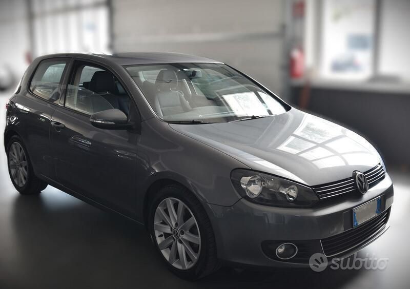 Grigio argento metallizzato Usata 2010 VW Golf VI Highline Tre volumi | 7400 € (Molto cara) - Immagine 1/4
