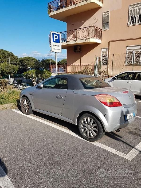 Usata Opel Tigra 69 CV (50 kW) 2006 Grigio Cabrio