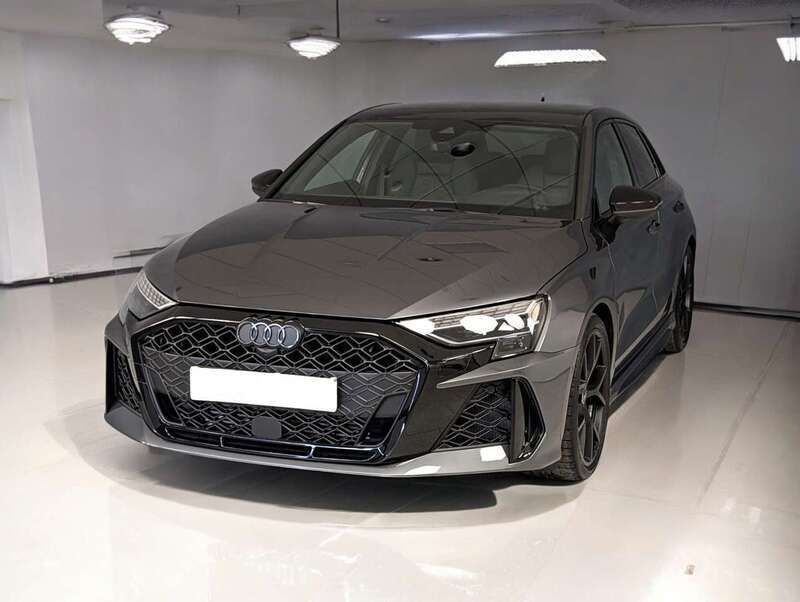 Grigio daytona met. Nuova 2025 Audi RS3 Sportback Due volumi | 71.590 € (Ottimo prezzo) - Immagine 1/4