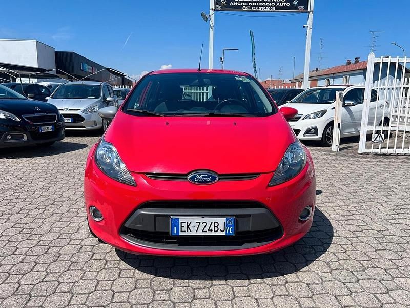 Usata Ford Fiesta Titanium 70 CV (51 kW) 2012 Rosso Utilitaria