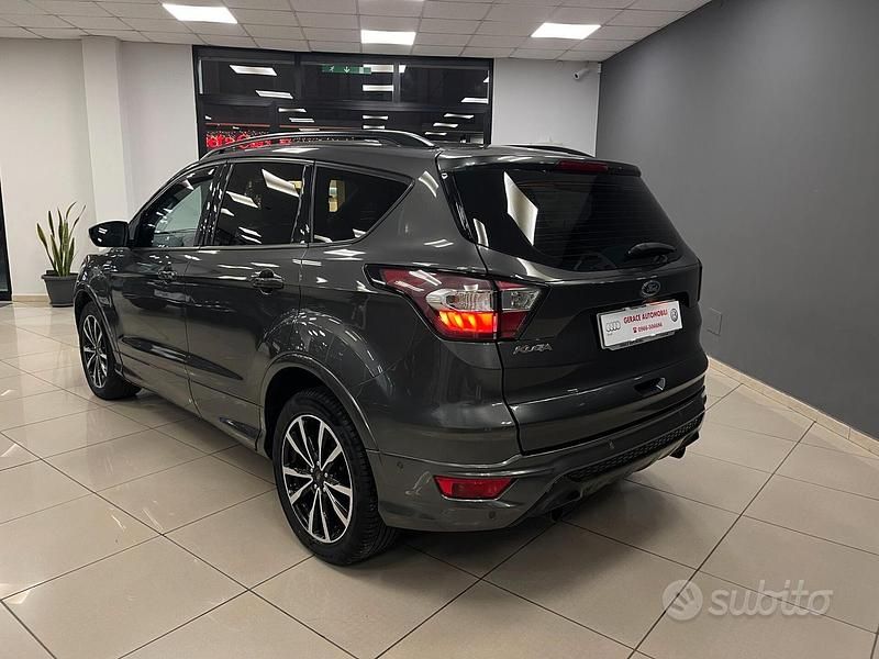 Usata Ford Kuga ST-Line 120 CV (88 kW) 2017 Grigio SUV