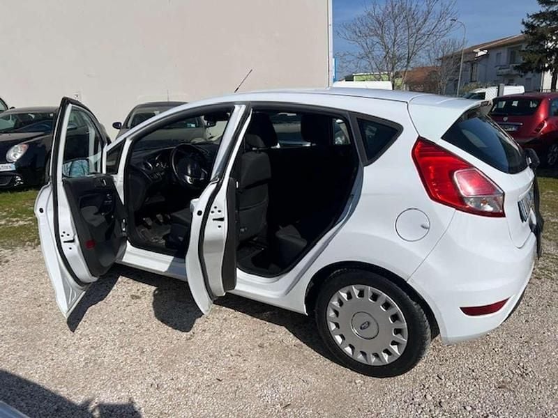 Usata Ford Fiesta Titanium 75 CV (55 kW) 2010 Bianco Utilitaria