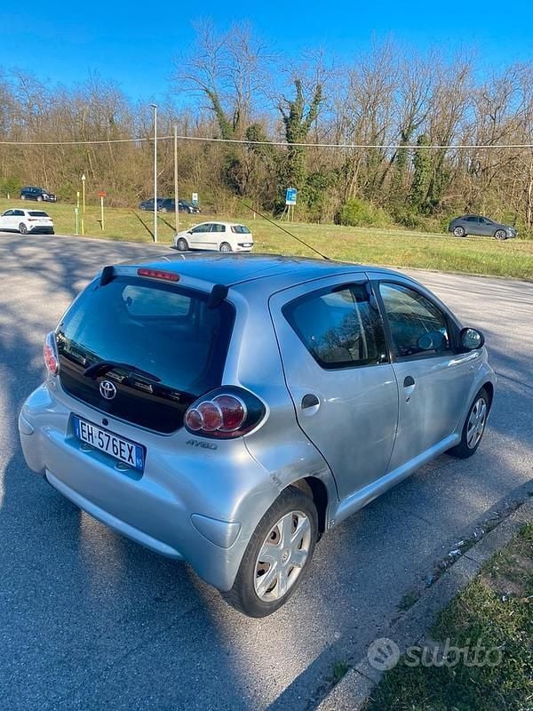 Usata Toyota Aygo 68 CV (50 kW) 2011 Grigio Utilitaria