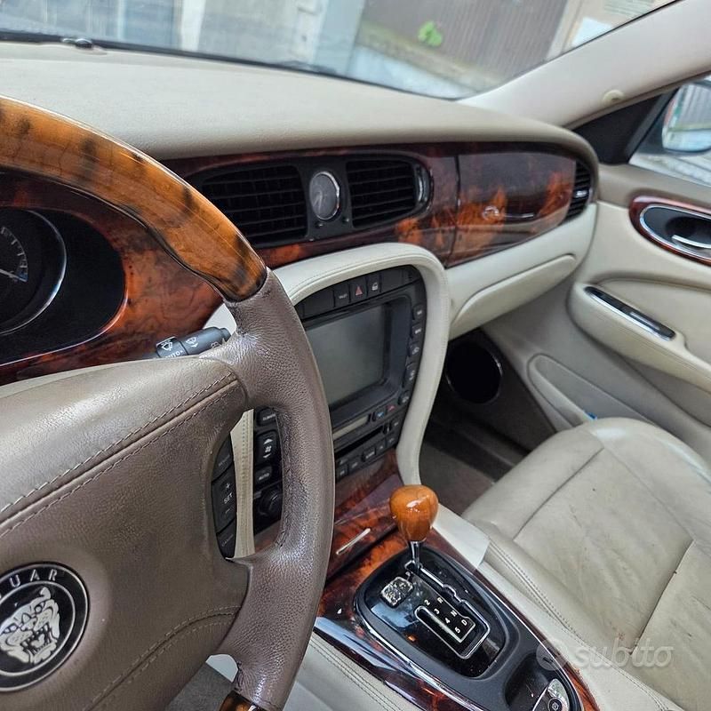 Usata Jaguar XJ8 2004 Grigio Berlina
