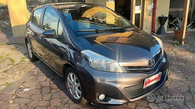 Grigio Usata 2011 Toyota Yaris Lounge Tre volumi | 4500 € (Buon prezzo) - Immagine 1/4