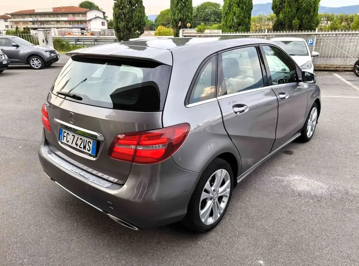Usata Mercedes B200 136 CV (100 kW) 2016 Grigio mountain Utilitaria