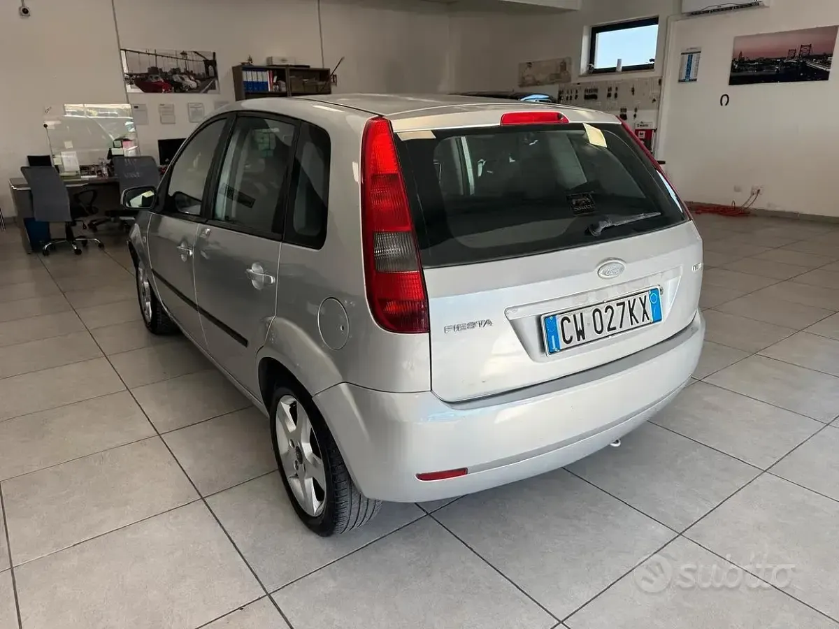 Usata Ford Fiesta 68 CV (50 kW) 2005 Grigio Utilitaria
