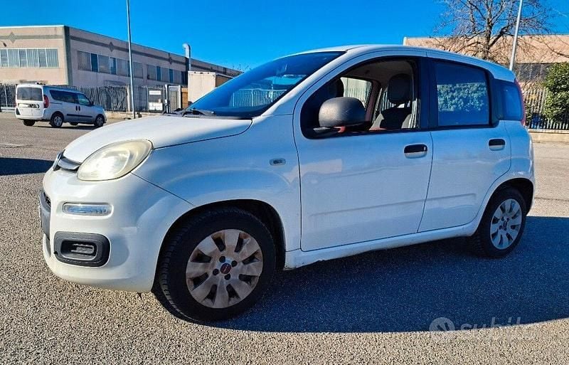 Beige Usata 2013 Fiat Panda Classica Tre volumi | 5000 € (Buon prezzo) - Immagine 1/4